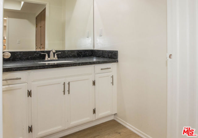 410 S Barrington Avenue, Los Angeles CA: https://media.crmls.org/mediaz/05102e9e-25d8-4936-94f8-02845b207935.jpg