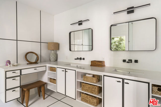 2936 La Castana Drive, Los Angeles CA: https://media.crmls.org/mediaz/05103ee4-d45d-4c7e-9c7c-5a133056af00.jpg