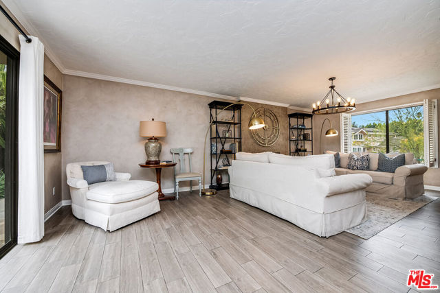 24417 Clipstone Street, Woodland Hills CA: https://media.crmls.org/mediaz/05134a63-4ed6-4a1e-b4d5-66b480e096a0.jpg