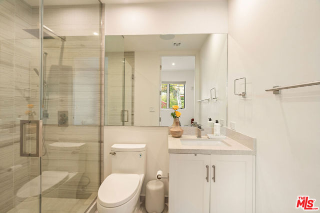 1333 Beverly Green Drive, Los Angeles CA: https://media.crmls.org/mediaz/051351fe-9118-4a21-bc86-47736ffd9b59.jpg