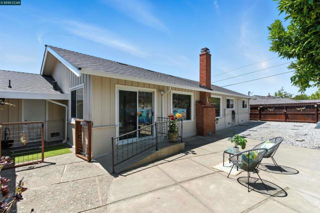 1201 Valle Vista Ave, Vallejo CA: https://media.crmls.org/mediaz/0513af06-d2b3-4f0f-a121-e692265a0754.jpg
