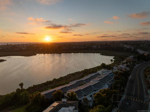 2399 Jefferson St, Carlsbad CA: https://media.crmls.org/mediaz/0513b645-cc9f-4254-8d84-100bcbb2beea.jpg