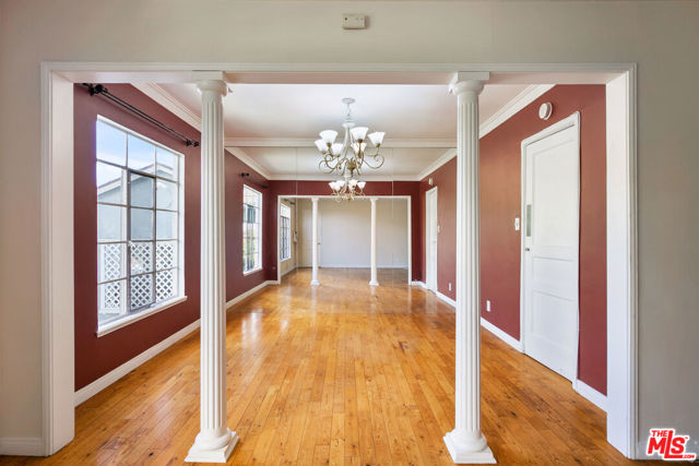 1323 N OLIVE Drive, West Hollywood CA: https://media.crmls.org/mediaz/0513d714-48ef-4c25-a1c5-484dde563799.jpg