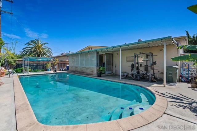 632 Sandalwood Dr, El Cajon CA: https://media.crmls.org/mediaz/0514beb5-fd55-4a79-bcea-13924afea9b3.jpg