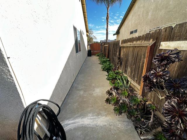 831 El Pinal Lane, Los Banos CA: https://media.crmls.org/mediaz/0514dfe0-8a97-416b-a388-e76d3867babb.jpg