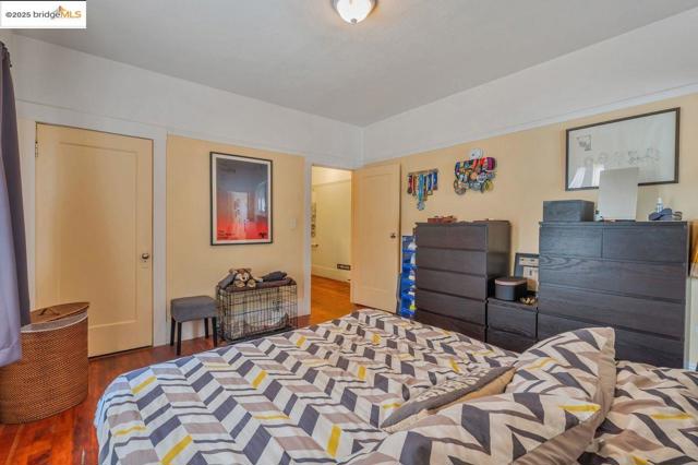 5537 Claremont Ave, Oakland CA: https://media.crmls.org/mediaz/0514fd91-b40c-485b-8f90-e2b311518967.jpg