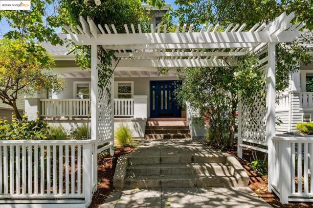 5490 Kales AVE, Oakland CA: https://media.crmls.org/mediaz/05159e61-f3eb-45eb-ba30-e1fe750a7e1f.jpg