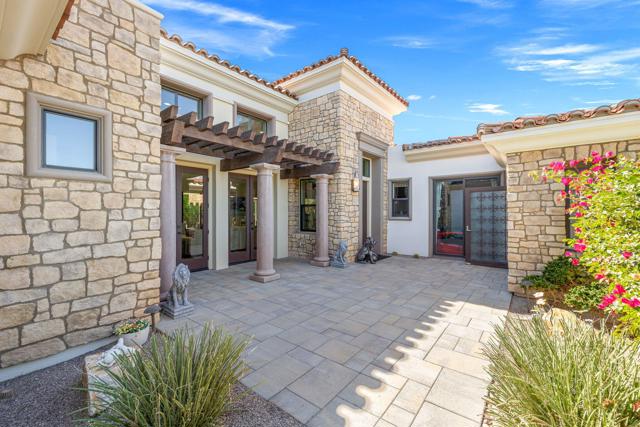 17 Emerald Court, Rancho Mirage CA: https://media.crmls.org/mediaz/0516395e-a1d9-4840-aee2-6960b20589ce.jpg