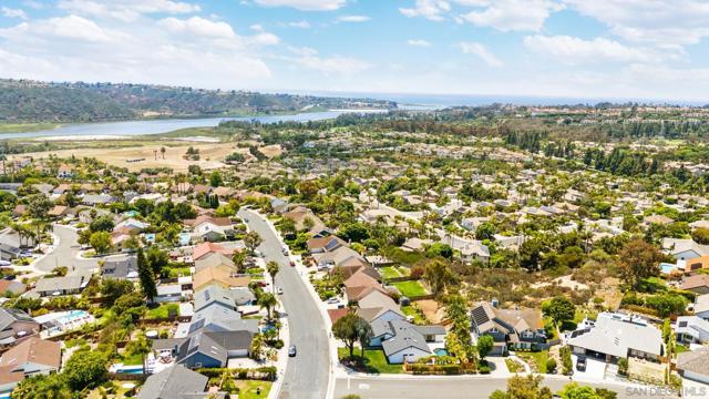 7105 Mimosa Dr, Carlsbad CA: https://media.crmls.org/mediaz/051683e1-f24f-41ae-a755-9d2d631f83f4.jpg