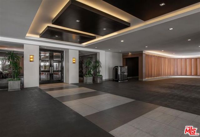 8500 Burton Way, Los Angeles CA: https://media.crmls.org/mediaz/0516af79-ae40-4ba8-965f-dfc2710194ee.jpg