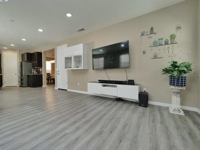 2419 Sienna Dr, Pittsburg CA: https://media.crmls.org/mediaz/0516eca5-c82c-4153-8b9e-82d5f50f9a56.jpg