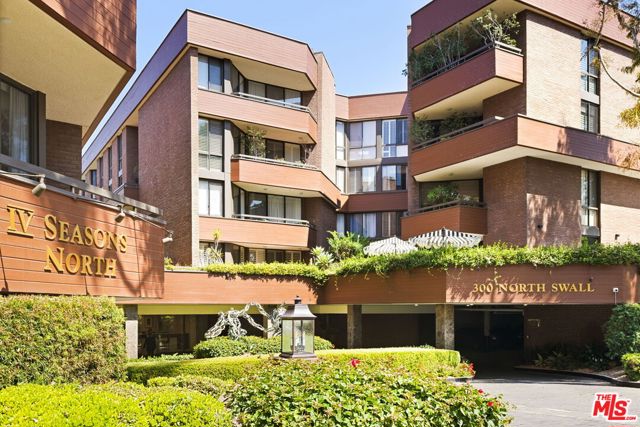 300 N Swall Drive, Beverly Hills CA: https://media.crmls.org/mediaz/051929a8-5b05-4484-a2c2-e5f876e7003d.jpg