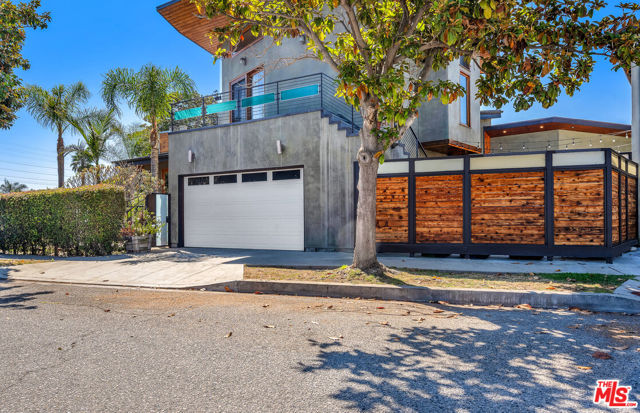 4450 Campbell Drive, Los Angeles CA: https://media.crmls.org/mediaz/051b6283-dd95-4eac-a749-1e75f64a22a1.jpg