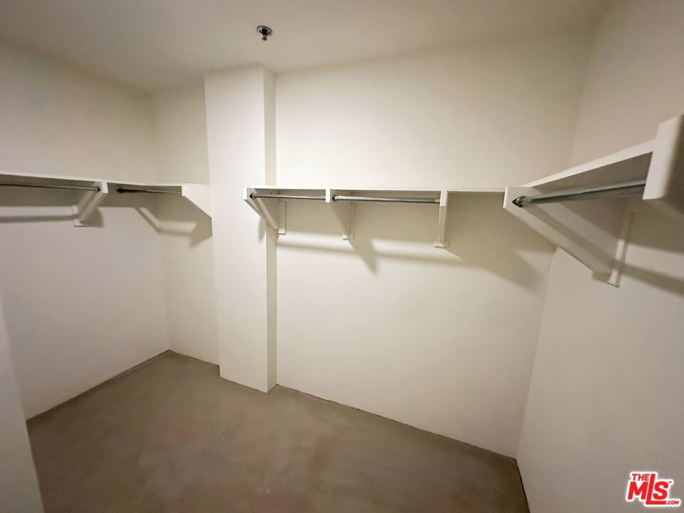 https://media.crmls.org/mediaz/051d219c-054f-4079-9dbb-9563e4c09131.jpg?preset=X-Large