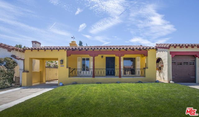 3220 W 78th Place, Los Angeles CA: https://media.crmls.org/mediaz/051e0ff9-553c-4411-b818-f97c3f224114.jpg