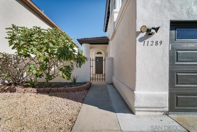 11289 Silver Buckle Way, San Diego CA: https://media.crmls.org/mediaz/051ed0d0-9b6a-4552-9a1a-d10e2c971c79.jpg