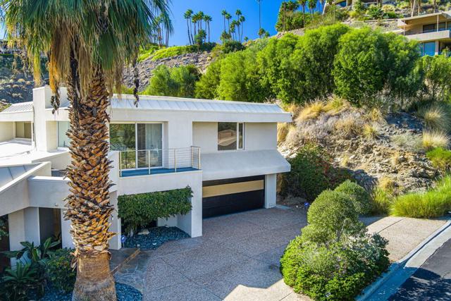 3295 Tiger Tail Lane, Palm Springs CA: https://media.crmls.org/mediaz/051ee3c4-7daa-4c90-8f86-9c1e03aa070a.jpg