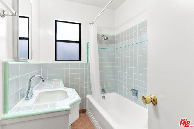 1124 San Rafael Avenue, Glendale CA: https://media.crmls.org/mediaz/051f68aa-d7a3-4dac-b94f-5149b084894e.jpg