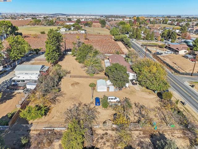 4807 Live Oak Ave, Oakley CA: https://media.crmls.org/mediaz/051feea5-aea4-46b3-912e-7fc6cc722790.jpg