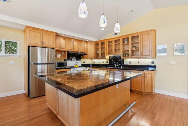37709 Arlene Court, Fremont CA: https://media.crmls.org/mediaz/05207777-48b6-415e-810c-4e582afd81a0.jpg