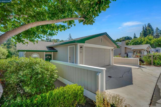 1027 W Arlington Way, Martinez CA: https://media.crmls.org/mediaz/0520820b-8915-45f0-8d6e-c2dd166cac0f.jpg