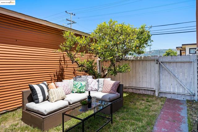1547 68Th Ave, Oakland CA: https://media.crmls.org/mediaz/05213ce6-94da-4c14-acc7-68b1623e6d41.jpg