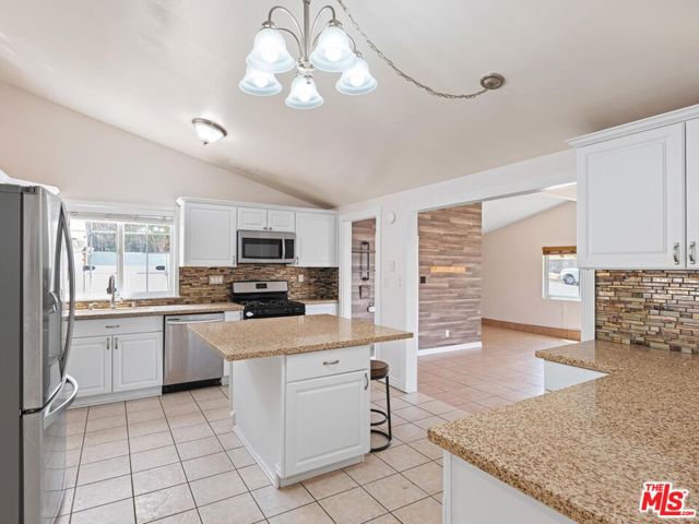 18717 Kimbrough Street, Canyon Country CA: https://media.crmls.org/mediaz/0521eb65-dca4-475e-b9d3-8f4fa0a3fbbd.jpg