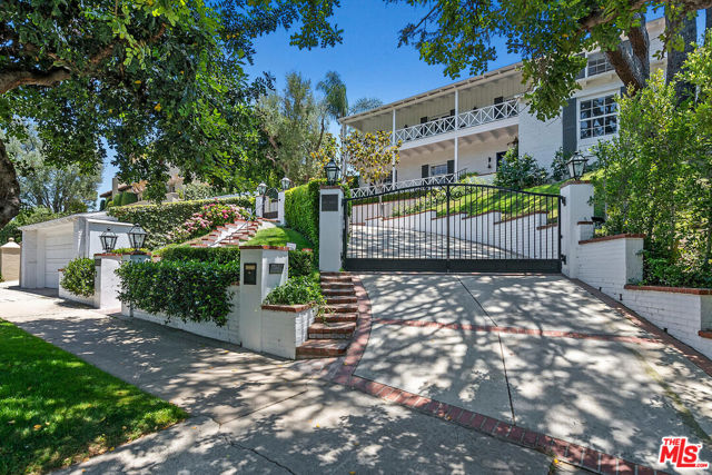 10428 Wyton Drive, Los Angeles CA: https://media.crmls.org/mediaz/0521ef85-cc55-4c4c-8149-4ead11875868.jpg