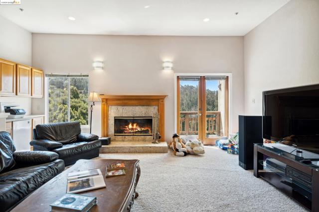2335 Tunnel Rd, Oakland CA: https://media.crmls.org/mediaz/05236a70-8ee6-43e9-be5d-ba91e97ded32.jpg