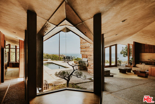 8 Sea Cove Drive, Rancho Palos Verdes CA: https://media.crmls.org/mediaz/0524a3a3-4a5b-4cc1-a150-945f548bd9ab.jpg