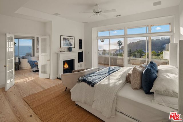 143 Ocean Avenue Ext, Santa Monica CA: https://media.crmls.org/mediaz/05255784-b5a0-4c5d-9e34-938258740e4e.jpg