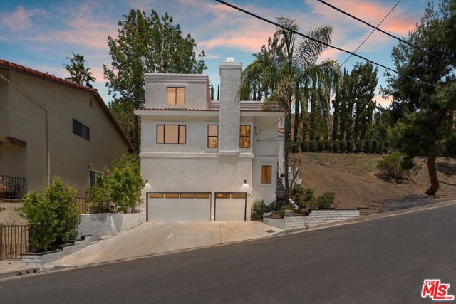 22960 Cass Avenue, Woodland Hills CA: https://media.crmls.org/mediaz/0525b8b9-9c99-4bb0-9aaf-13d743278ea2.jpg