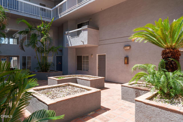 10925 Blix Street, Toluca Lake CA: https://media.crmls.org/mediaz/0525f290-b1db-4530-801a-32970a76c0b9.jpg