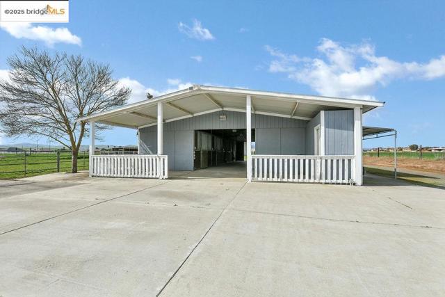 4985 Bixler Road, Byron CA: https://media.crmls.org/mediaz/052681f9-8933-4c3a-8344-022831884354.jpg
