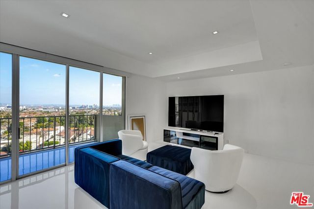 2160 E Century Parkway, Los Angeles CA: https://media.crmls.org/mediaz/05274723-ffb1-4a74-82cc-7d475186f244.jpg
