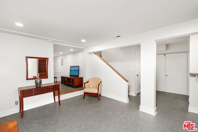 4310 Cedarhurst Circle, Los Angeles CA: https://media.crmls.org/mediaz/05278fe0-0a1b-4b41-b298-0982c6a79ec4.jpg