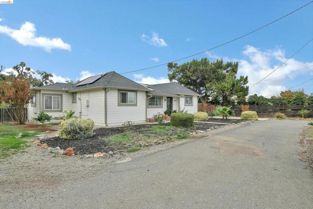 2661 Walnut Blvd, Brentwood (CC) CA: https://media.crmls.org/mediaz/0527f798-2fda-4923-a40d-67087ae2b872.jpg