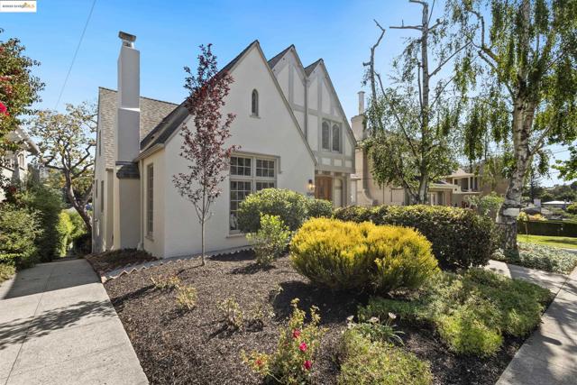 1048 Annerley Rd, Oakland CA: https://media.crmls.org/mediaz/05288c18-4218-49ba-8fe8-71acf2954a57.jpg