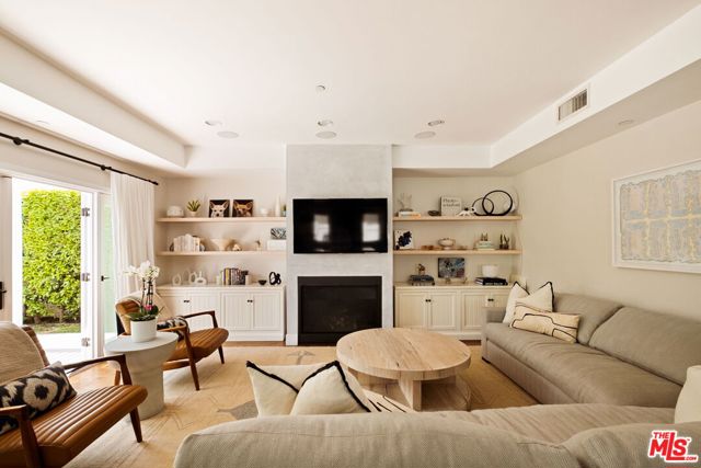 2468 Wellesley Avenue, Los Angeles CA: https://media.crmls.org/mediaz/0528f7be-bd7a-4823-a4df-00c2b32c290d.jpg