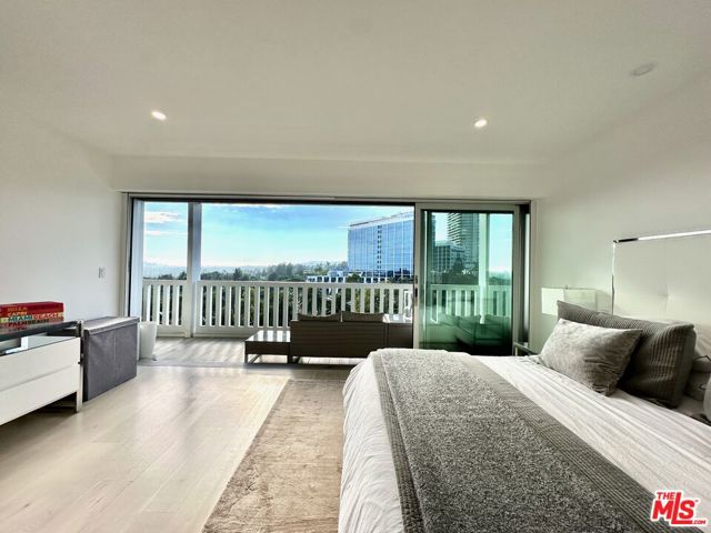 999 N Doheny Drive, West Hollywood CA: https://media.crmls.org/mediaz/05296190-e6f7-4950-ab9d-99e172d1b9fe.jpg