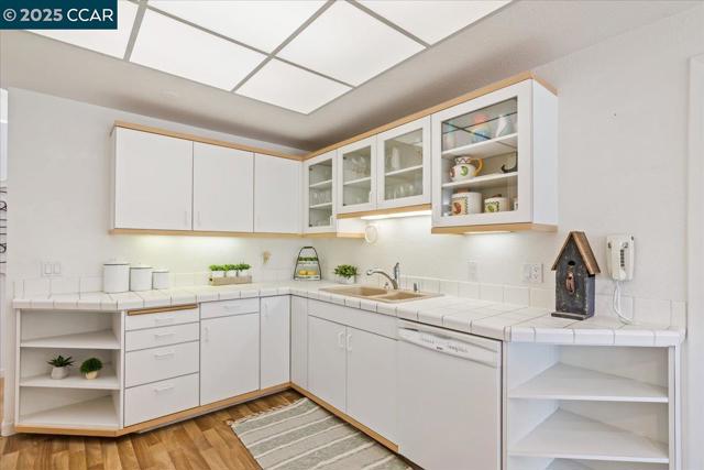 2323 Grosvenor Heights Ct, Livermore CA: https://media.crmls.org/mediaz/052ad8a3-3997-4944-9b07-de6029e38b51.jpg