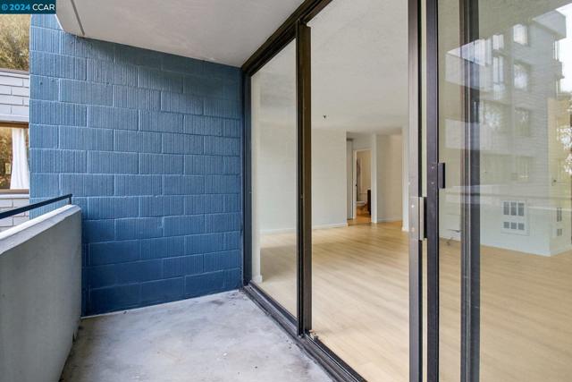 Image 21 of 36 For 555 Pierce St  840