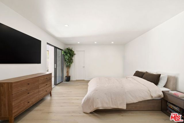 906 N Doheny Drive, West Hollywood CA: https://media.crmls.org/mediaz/052ccd73-4a95-491f-8bae-15a5c4220779.jpg