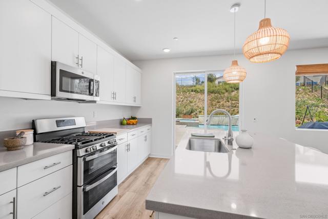 35111 Cooper Pl, Fallbrook CA: https://media.crmls.org/mediaz/052cf3ef-6466-40e4-8770-42c43203d343.jpg