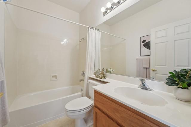 491 Central Park Pl, Brentwood CA: https://media.crmls.org/mediaz/052ef7a7-82c0-43c5-aa78-9bd78de16fc5.jpg