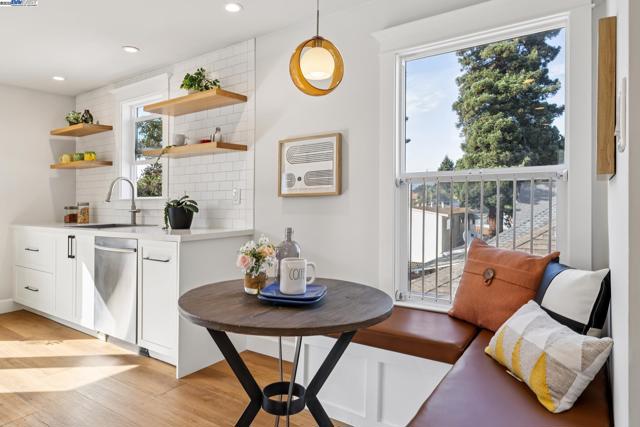 1525 Stanton St, Alameda CA: https://media.crmls.org/mediaz/052ef7d9-e1a9-4358-b386-3afaf8597ec4.jpg