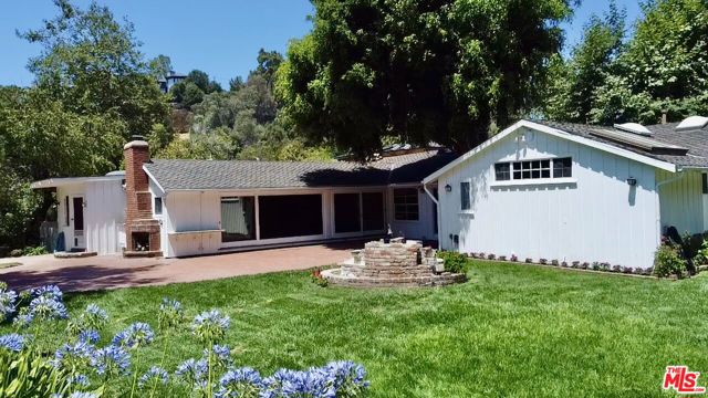 1754 Mandeville Canyon Road, Los Angeles CA: https://media.crmls.org/mediaz/052f0351-702b-4a25-81d2-d5c79d074a00.jpg