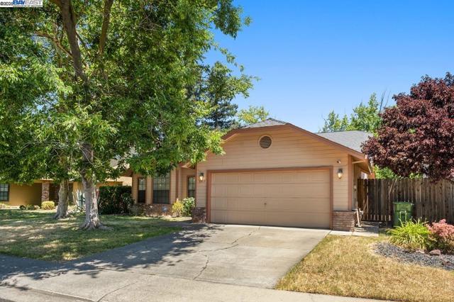 5917 Pine Vista Way, Elk Grove CA: https://media.crmls.org/mediaz/05300e0e-e58f-428b-b2f4-996b94bcc4c3.jpg