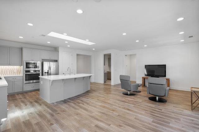 2008 White Oak Drive, Hollister CA: https://media.crmls.org/mediaz/05302256-2f5b-4220-aa24-14265f934dff.jpg