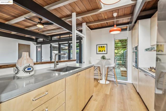 5855 Chelton Dr, Oakland CA: https://media.crmls.org/mediaz/05308675-5c57-436e-ab2b-09feb221fd23.jpg